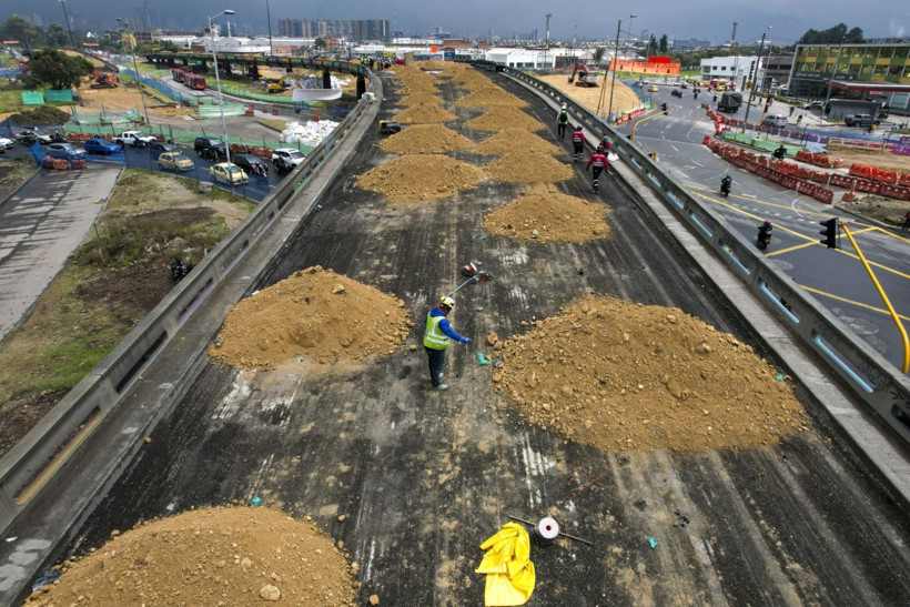 Trafik sorununa çözüm: Köprüleri yıktılar - Resim: 8