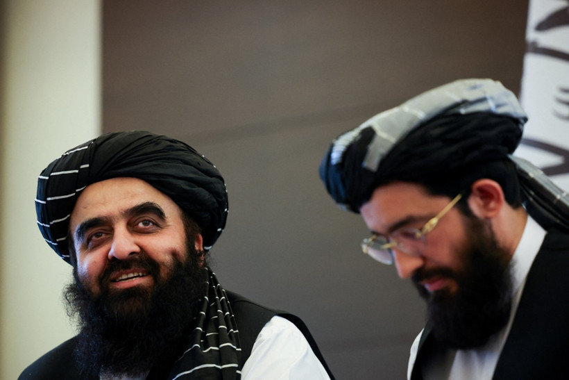 Taliban'ın bakanı kadın gazeteciler karşısında ter döktü - Resim : 1