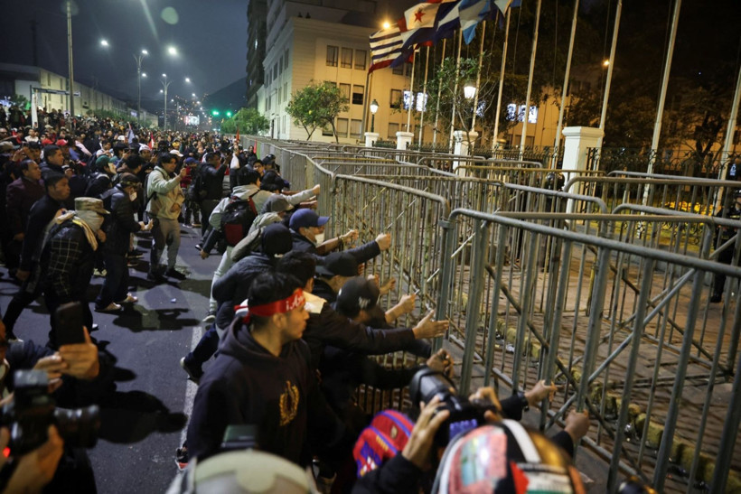 Latin Amerika ülkesinde protesto dalgası: Çatışmalarda ölü ve yaralılar var - Resim: 2