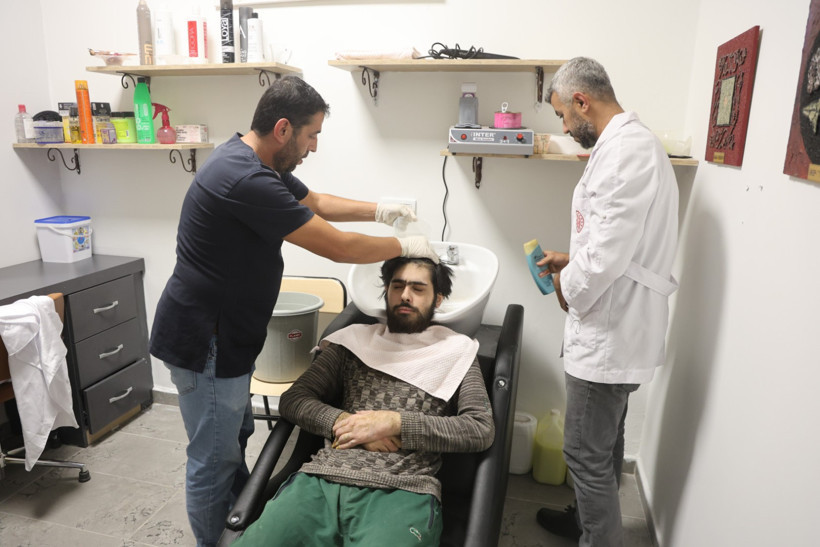 Telefon bağımlısı genç üç yıl sonra dışarı çıktı: Banyo yaptı, tıraş oldu - Resim : 1