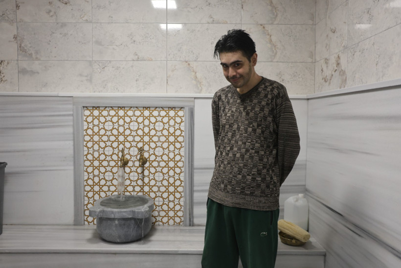 Telefon bağımlısı genç üç yıl sonra dışarı çıktı: Banyo yaptı, tıraş oldu - Resim : 2