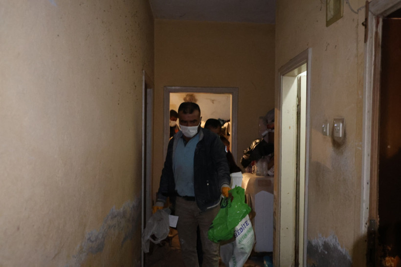 Annesinin cesediyle 1 ay yaşadı. Ziyarete gelen yeğeni, teyzesinin çürümüş cesediyle karşılaştı - Resim : 3