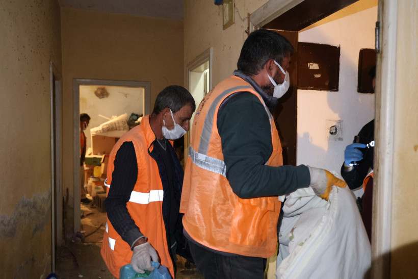 Annesinin cesediyle 1 ay yaşadı. Ziyarete gelen yeğeni, teyzesinin çürümüş cesediyle karşılaştı - Resim : 5