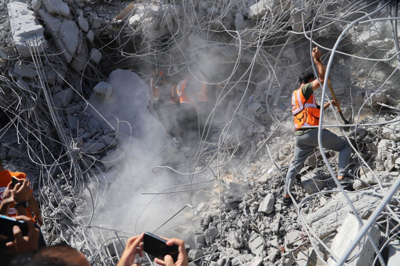 Zulüm bitmiyor: Kazma-kürek ceset arıyorlar - Resim: 17