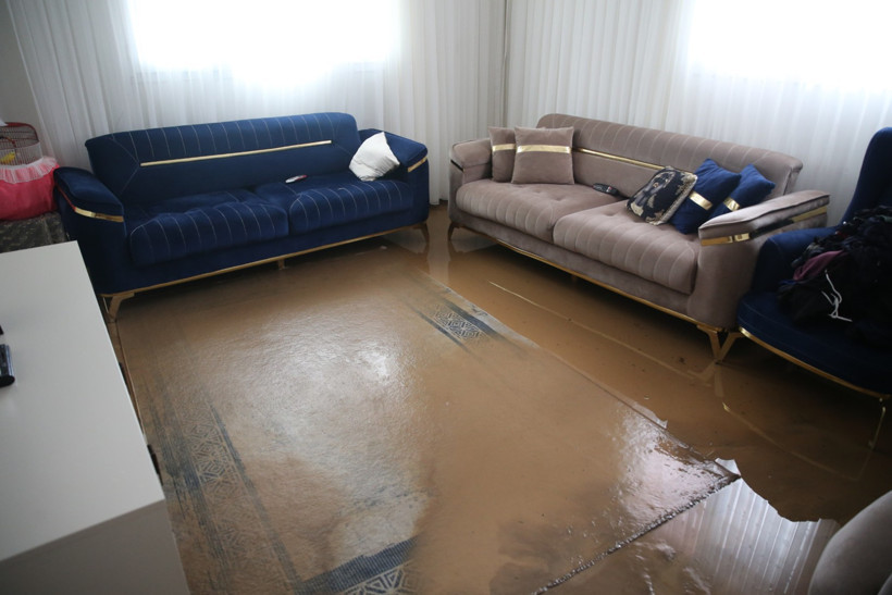 Yer Hatay: Yollar havuza döndü, denizde hortum çıktı - Resim : 5