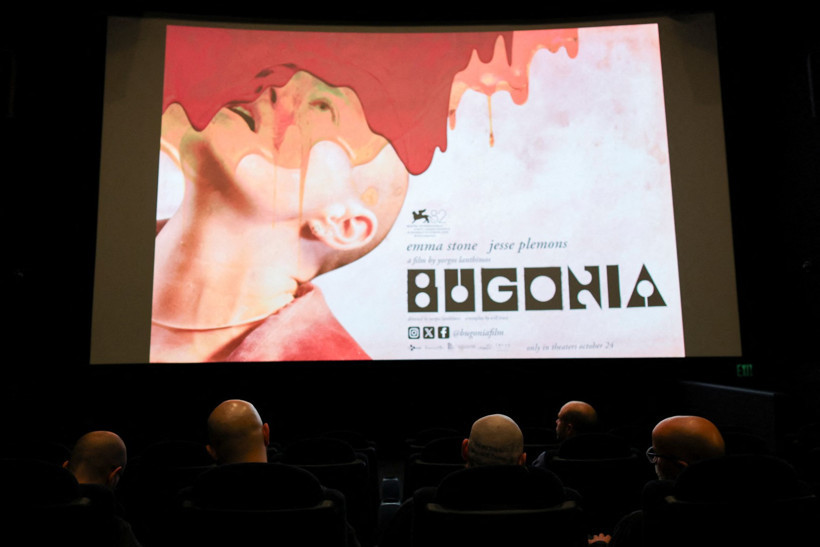 Sıradışı film gösterimi: Saçını kazıtana bedava bilet verdiler - Resim : 2