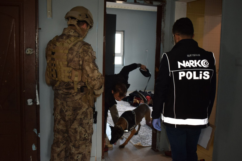 Batman’da uyuşturucu baskını: 5 kişi yakalandı - Resim : 1