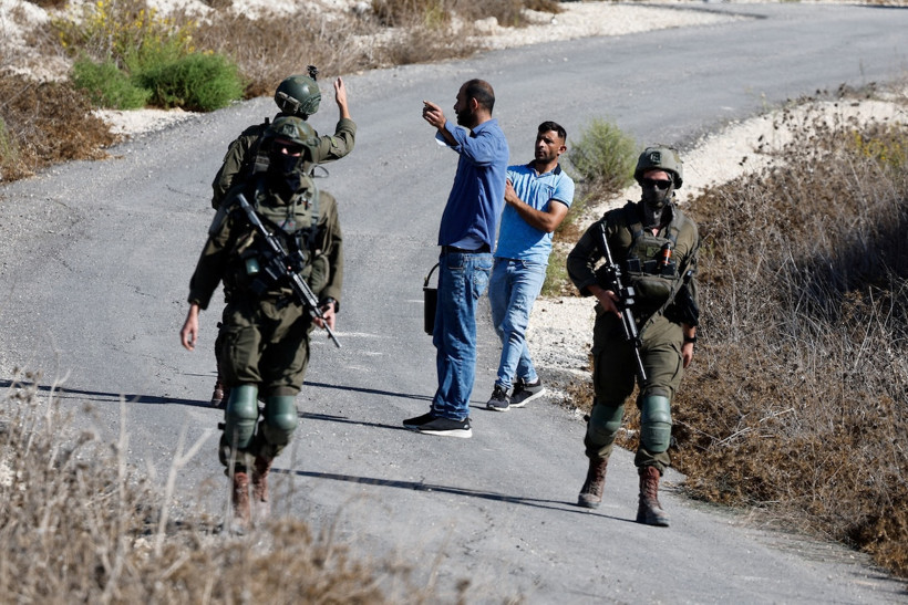 Filistinliler İsrail ordusunun gölgesinde zeytin hasadı yapmaya çalışıyor - Resim : 1
