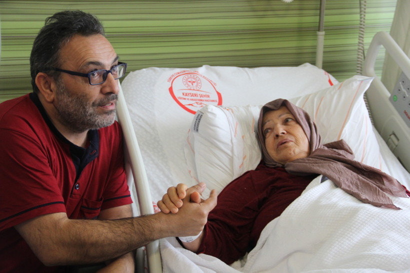 Anne ve oğul 5 gün arayla kalp krizi geçirdi: Aynı hastanede habersiz yattılar - Resim : 1