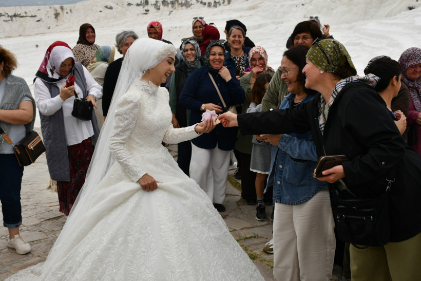 Pamukkale'ye fotoğraf çekimi için gelen çifte sürpriz takı töreni - Resim : 2