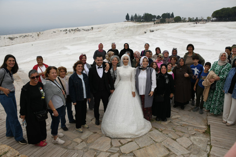 Pamukkale'ye fotoğraf çekimi için gelen çifte sürpriz takı töreni - Resim : 1
