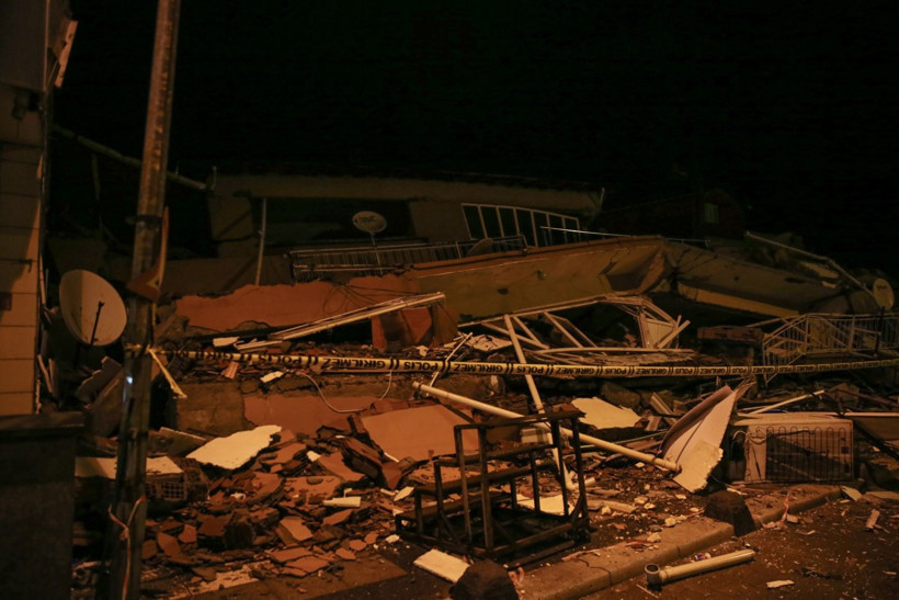 Depremin salladığı Balıkesir Sındırgı havadan görüntülendi - Resim: 40