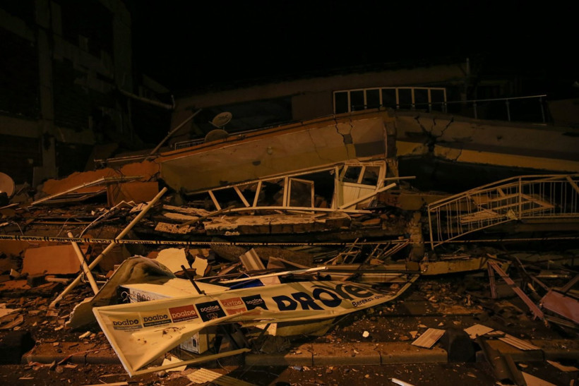 Depremin salladığı Balıkesir Sındırgı havadan görüntülendi - Resim: 41