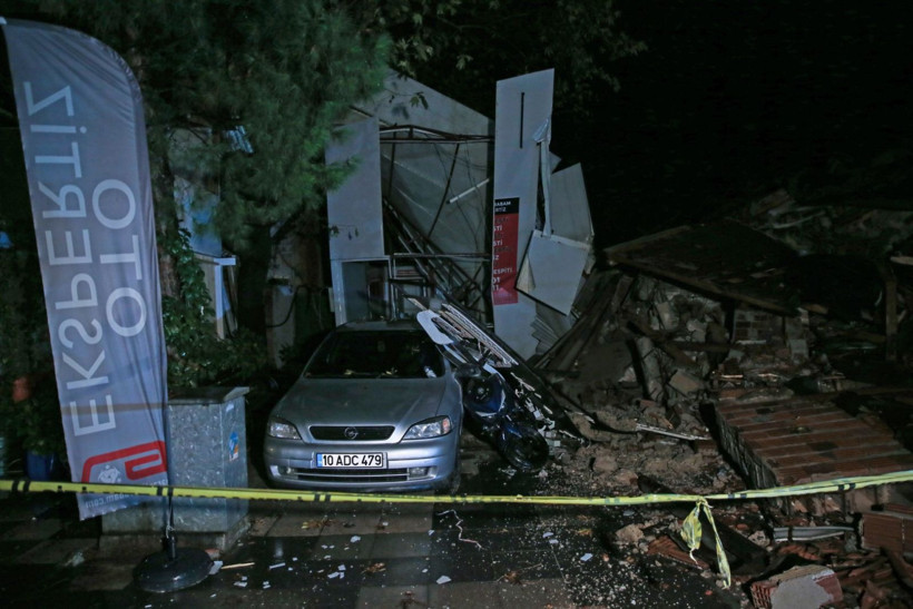 Depremin salladığı Balıkesir Sındırgı havadan görüntülendi - Resim: 42