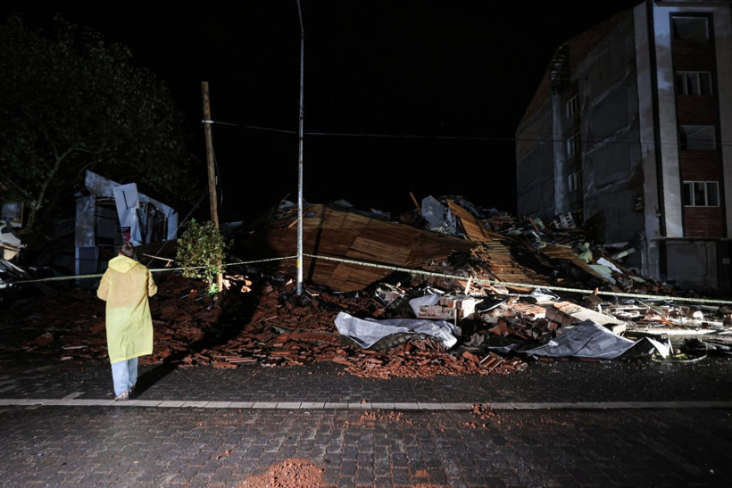 Depremin salladığı Balıkesir Sındırgı havadan görüntülendi - Resim: 46