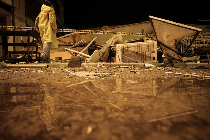 Depremin salladığı Balıkesir Sındırgı havadan görüntülendi - Resim: 54