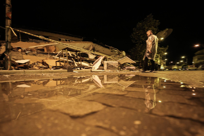 Depremin salladığı Balıkesir Sındırgı havadan görüntülendi - Resim: 57