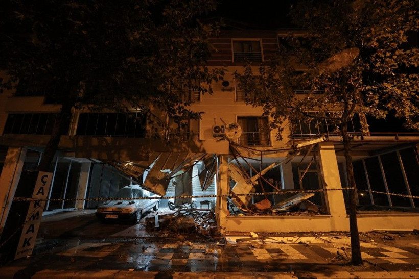 Depremin salladığı Balıkesir Sındırgı havadan görüntülendi - Resim: 61