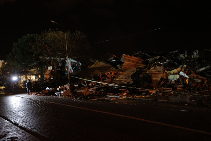 Depremin salladığı Balıkesir Sındırgı havadan görüntülendi - Resim: 63