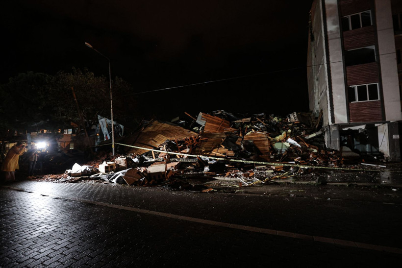 Depremin salladığı Balıkesir Sındırgı havadan görüntülendi - Resim: 65