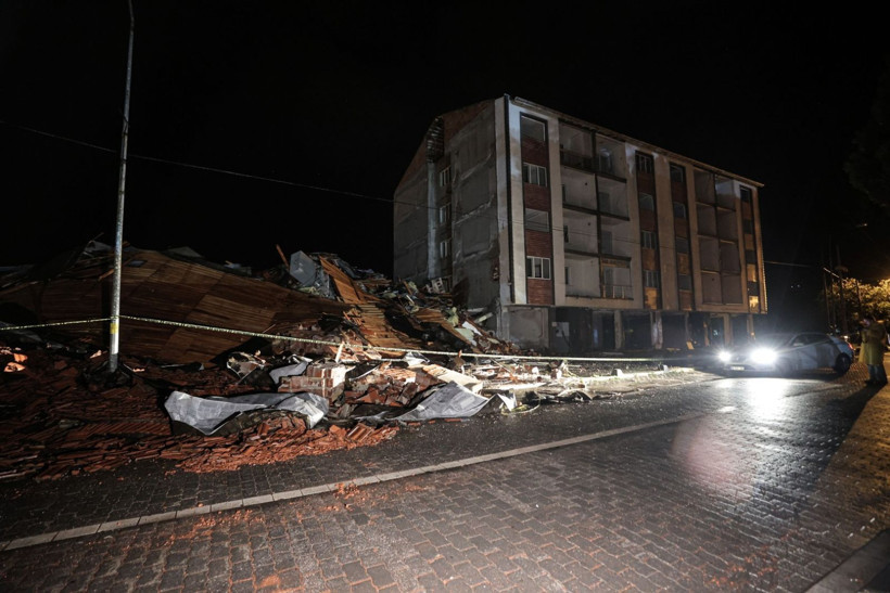 Depremin salladığı Balıkesir Sındırgı havadan görüntülendi - Resim: 66