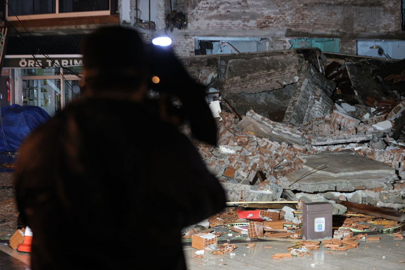 Depremin salladığı Balıkesir Sındırgı havadan görüntülendi - Resim: 74