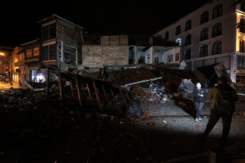 Depremin salladığı Balıkesir Sındırgı havadan görüntülendi - Resim: 76