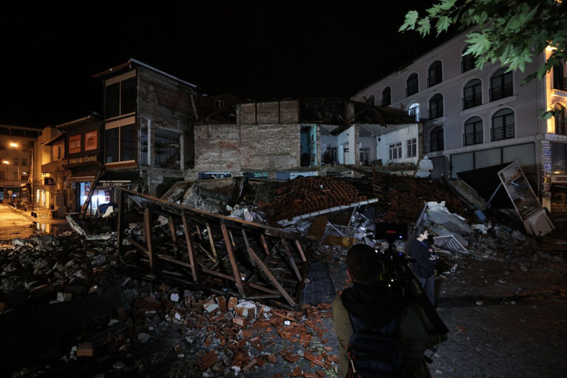 Depremin salladığı Balıkesir Sındırgı havadan görüntülendi - Resim: 77