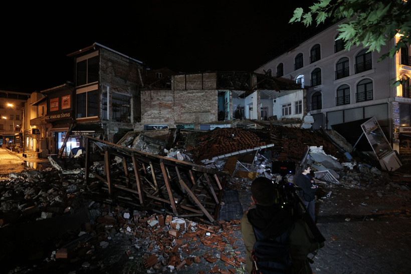 Depremin salladığı Balıkesir Sındırgı havadan görüntülendi - Resim: 78