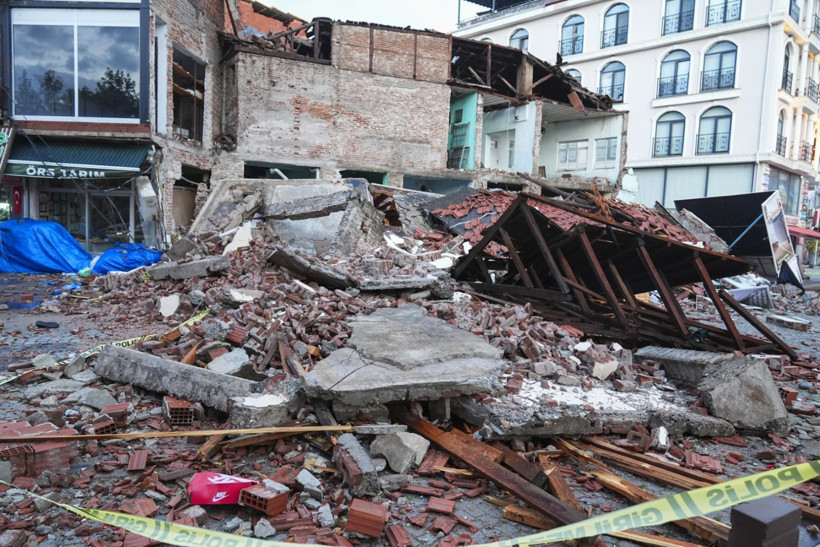 Depremin salladığı Balıkesir Sındırgı havadan görüntülendi - Resim: 16