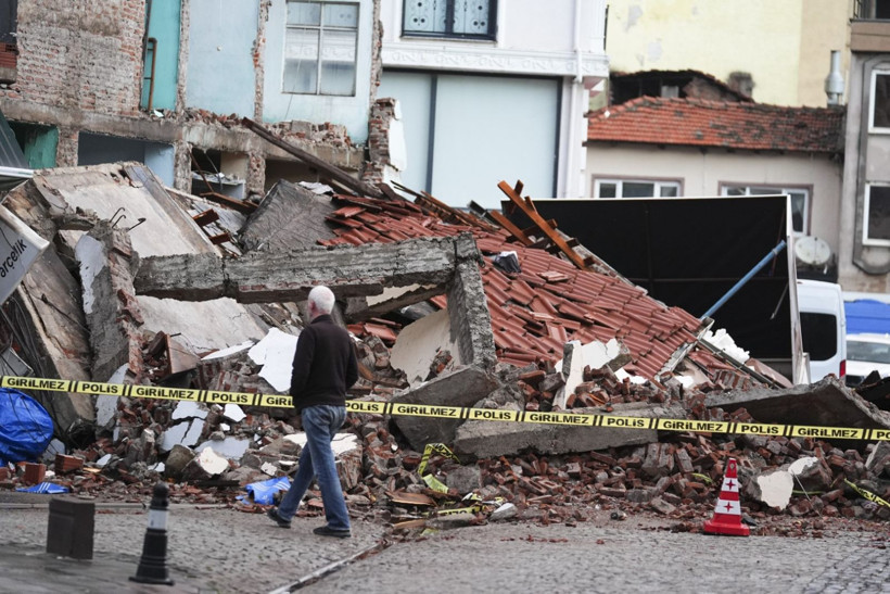 Depremin salladığı Balıkesir Sındırgı havadan görüntülendi - Resim: 18