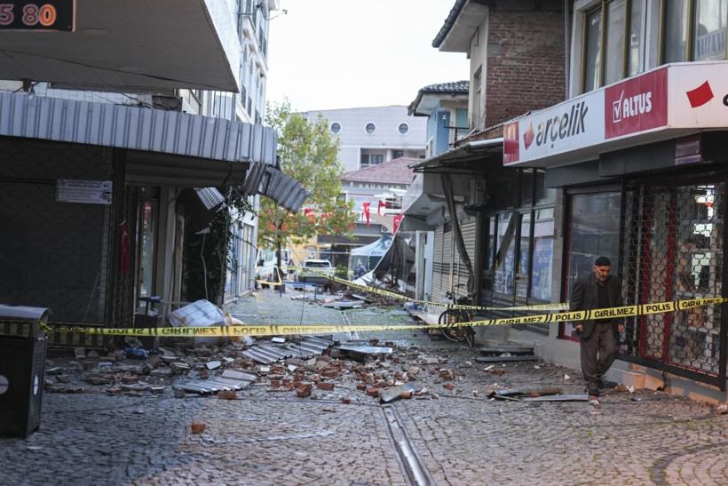 Depremin salladığı Balıkesir Sındırgı havadan görüntülendi - Resim: 21
