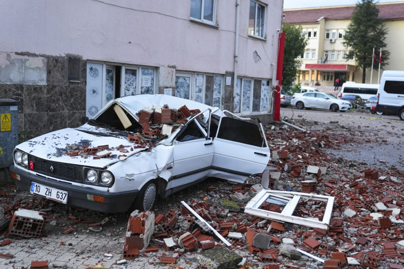 Depremin salladığı Balıkesir Sındırgı havadan görüntülendi - Resim: 23