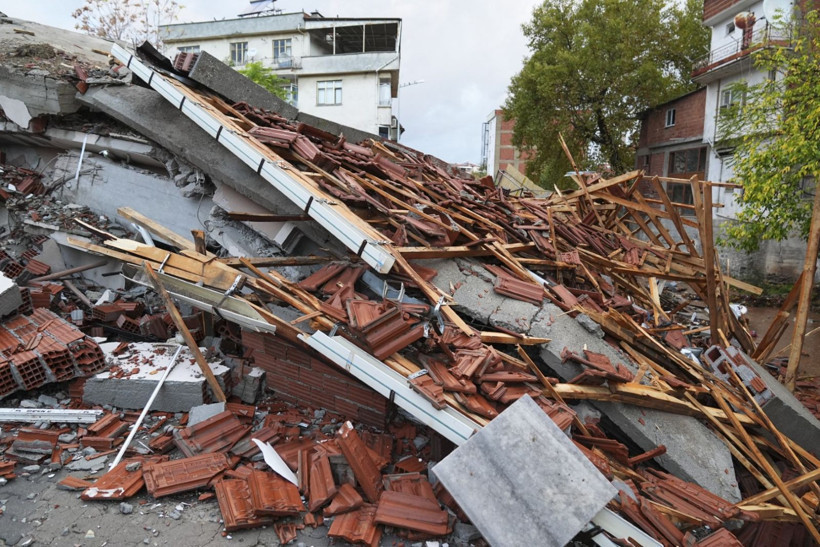 Depremin salladığı Balıkesir Sındırgı havadan görüntülendi - Resim: 24