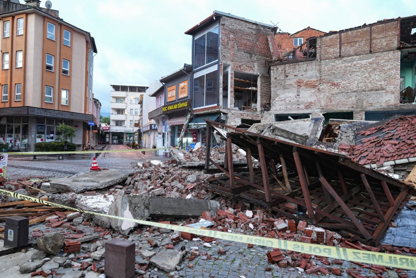 Depremin salladığı Balıkesir Sındırgı havadan görüntülendi - Resim: 26