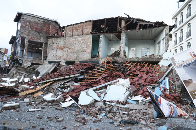 Depremin salladığı Balıkesir Sındırgı havadan görüntülendi - Resim: 30