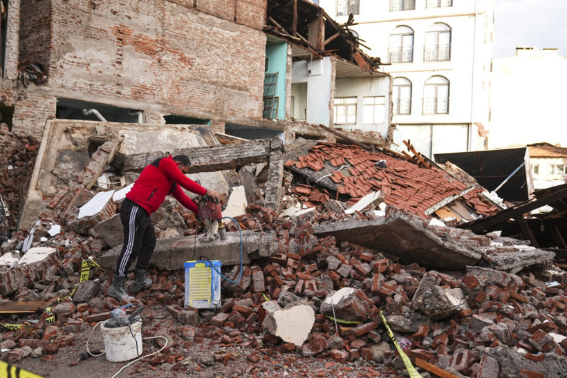 Yıkılan binalardan karot alınıyor - Resim : 1