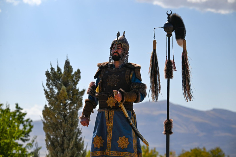 15 Alp, Selçuklu Mezarlığı'nda tarihi yaşatıyor - Resim: 1