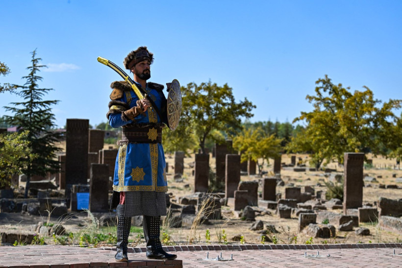 15 Alp, Selçuklu Mezarlığı'nda tarihi yaşatıyor - Resim: 2