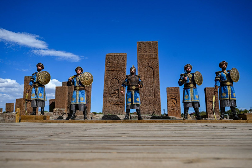 15 Alp, Selçuklu Mezarlığı'nda tarihi yaşatıyor - Resim: 3