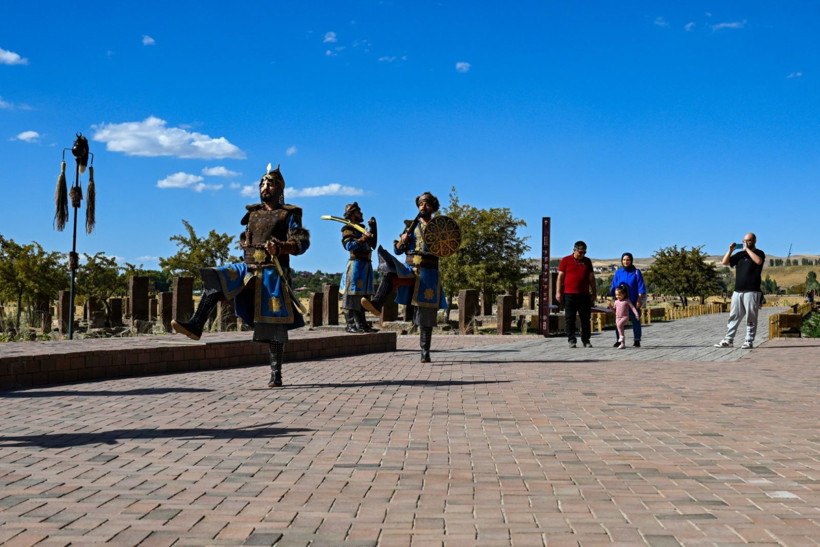 15 Alp, Selçuklu Mezarlığı'nda tarihi yaşatıyor - Resim: 4