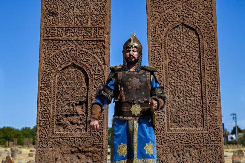 15 Alp, Selçuklu Mezarlığı'nda tarihi yaşatıyor - Resim: 5