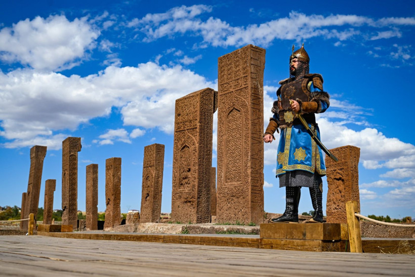 15 Alp, Selçuklu Mezarlığı'nda tarihi yaşatıyor - Resim: 6