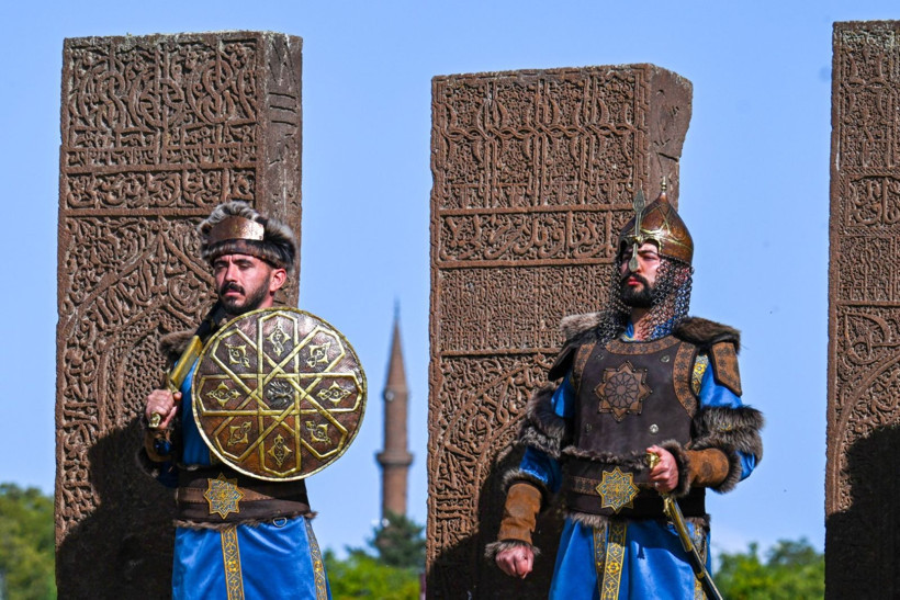 15 Alp, Selçuklu Mezarlığı'nda tarihi yaşatıyor - Resim: 8