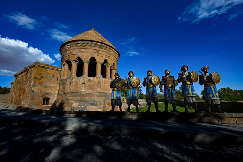 15 Alp, Selçuklu Mezarlığı'nda tarihi yaşatıyor - Resim: 9