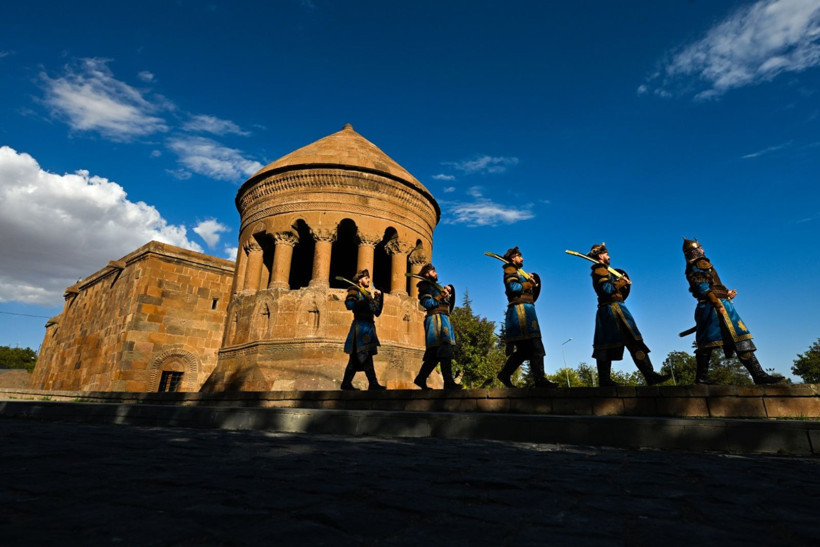 15 Alp, Selçuklu Mezarlığı'nda tarihi yaşatıyor - Resim: 10