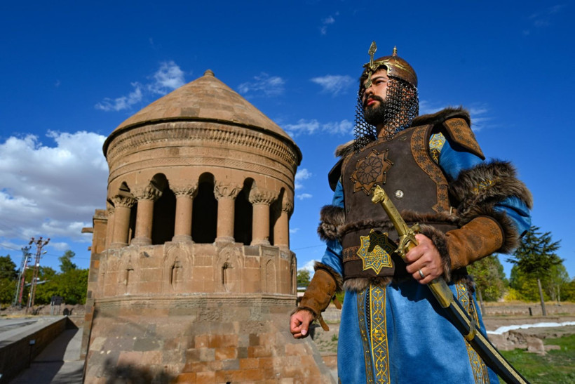 15 Alp, Selçuklu Mezarlığı'nda tarihi yaşatıyor - Resim: 11