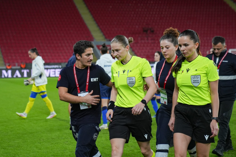 Milli marş okunurken hakem bayıldı: İzmir'de korkutan an! - Resim : 2