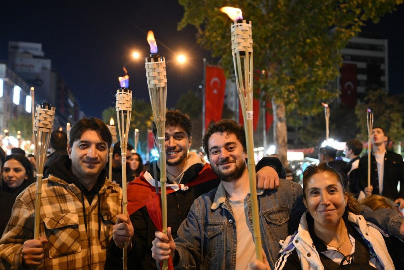 Ankara'da coşkulu 29 Ekim kutlaması: Fener alayı düzenlendi - Resim: 19