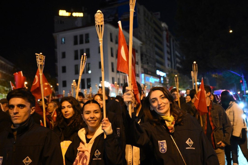 Ankara'da coşkulu 29 Ekim kutlaması: Fener alayı düzenlendi - Resim: 31
